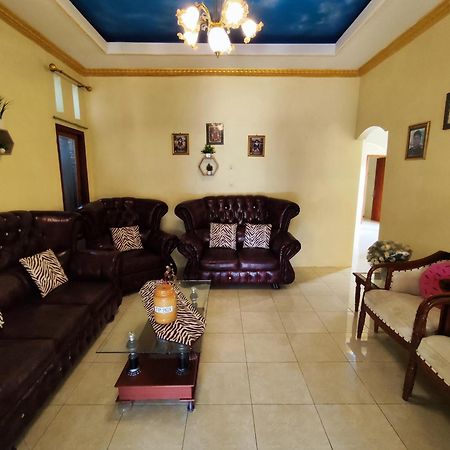 Frangky Homestay Manado Exterior photo