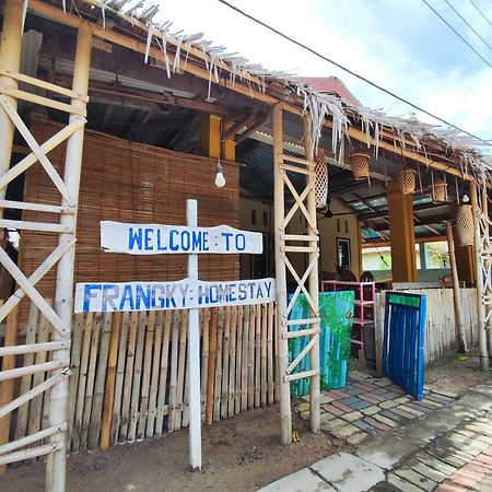 Frangky Homestay Manado Exterior photo