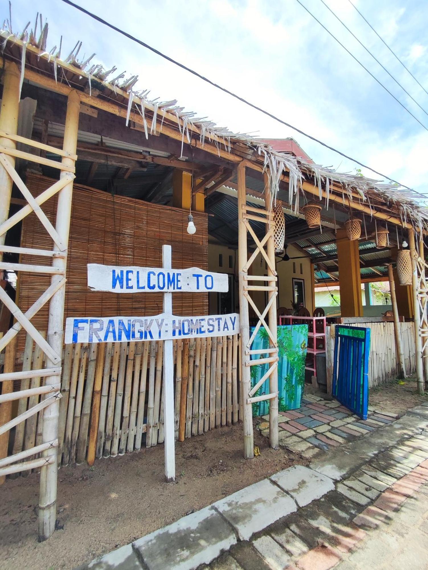 Frangky Homestay Manado Exterior photo